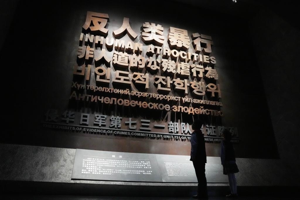 9月18日，青少年在侵華日軍第七三一部隊罪證陳列館內(nèi)參觀。新華社記者 王建威 攝