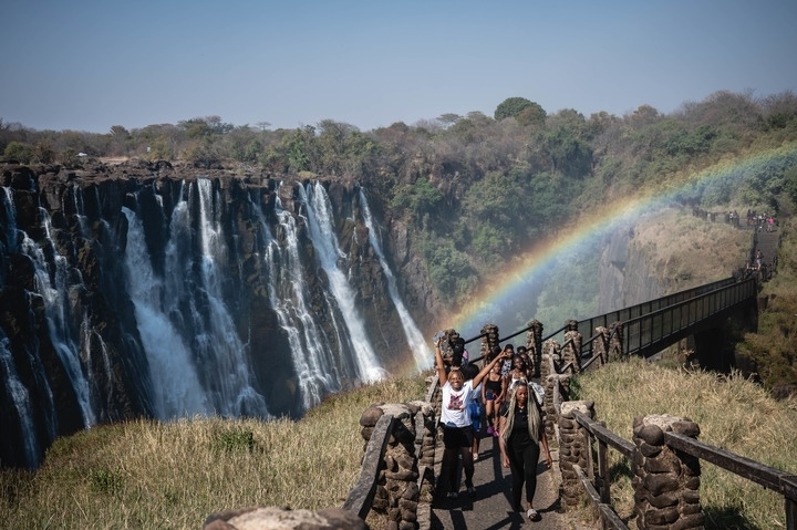 8月21日，游客在贊比亞觀賞維多利亞瀑布景色。