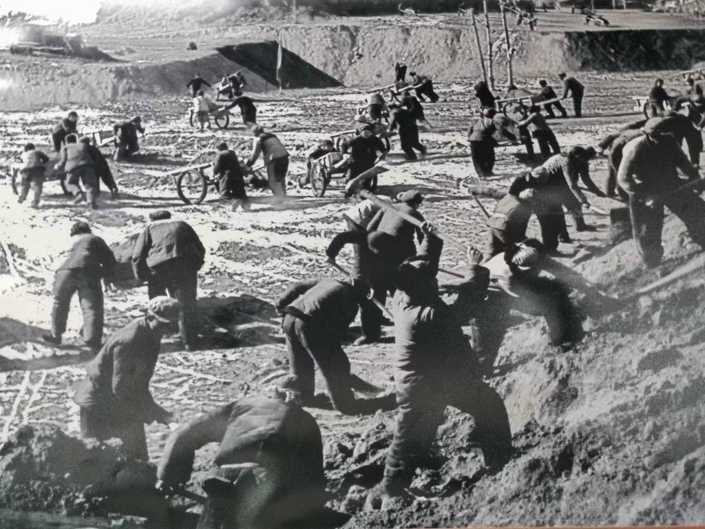 20世紀(jì)70年代，高西溝人治理水土流失場景。（資料圖片）