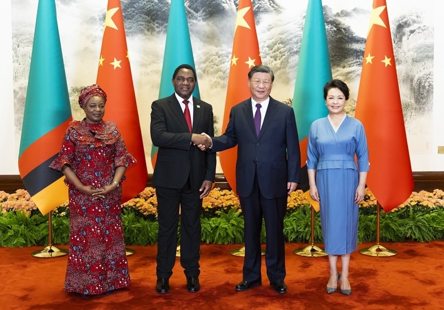 這是會(huì)談前，習(xí)近平主席和夫人彭麗媛同希奇萊馬總統(tǒng)和夫人穆廷塔合影。