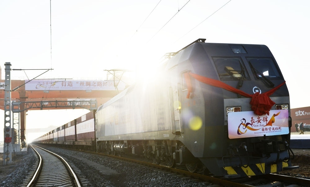 2013年11月28日，首趟由西安發(fā)往哈薩克斯坦阿拉木圖的長安號國際貨運列車等待出發(fā)。新華社記者 劉瀟 攝