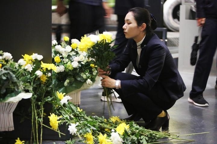 9月18日，工作人員在侵華日軍第七三一部隊罪證陳列館整理花束。新華社記者 石楓 攝