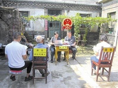 圖②：法庭在農(nóng)家小院開展巡回審判。
