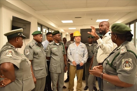 萊基港員工向海關工作人員講解掃描儀使用方法。受訪者供圖