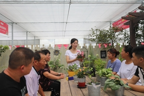 李敏向村民講授花木直播經(jīng)驗(yàn)。受訪者供圖