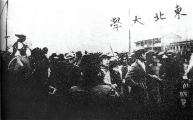 △東北大學(xué)學(xué)生走在一二·九請(qǐng)?jiān)赣涡嘘?duì)伍最前列。