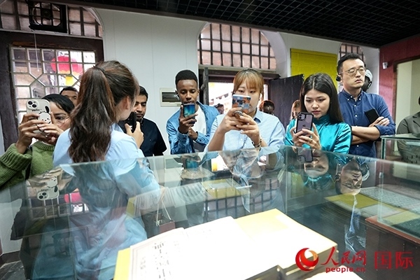 選手們認(rèn)真聆聽導(dǎo)游講解。人民網(wǎng) 盧鵬宇攝