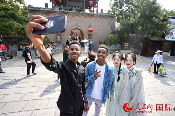 兩對(duì)雙胞胎偶遇合影。人民網(wǎng) 盧鵬宇攝