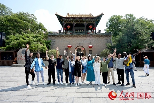 選手們?cè)谟鶗鴺乔昂嫌?。人民網(wǎng) 盧鵬宇攝