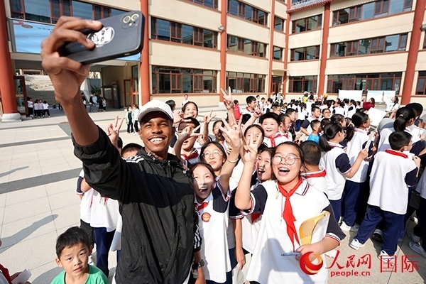 選手和學(xué)生們合影。人民網(wǎng) 盧鵬宇攝