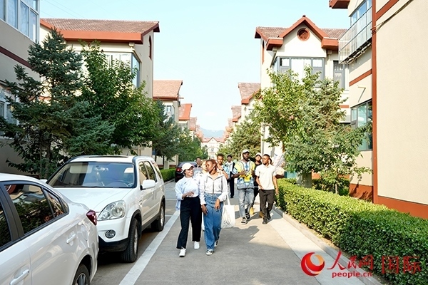 選手們在皇城村參觀。人民網(wǎng) 盧鵬宇攝