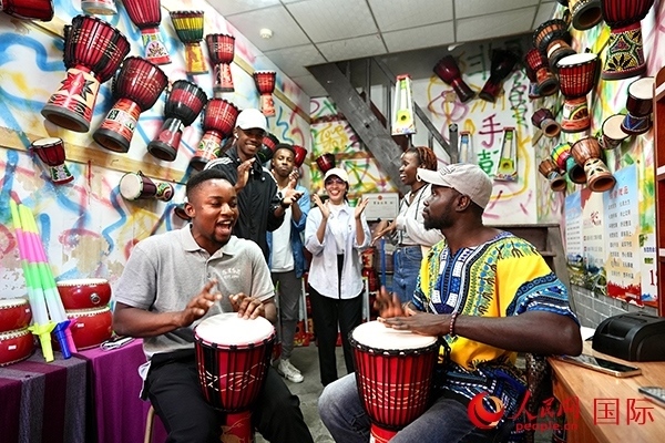 選手們敲起非洲鼓。人民網(wǎng) 盧鵬宇攝