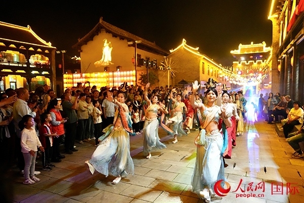 古城巡游隊(duì)伍。人民網(wǎng) 盧鵬宇攝