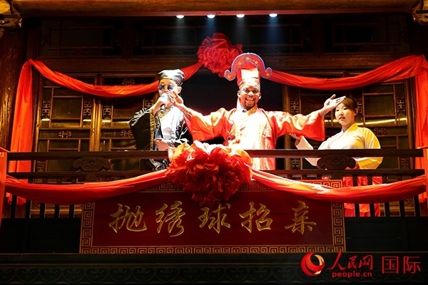 拋繡球。人民網(wǎng) 盧鵬宇攝