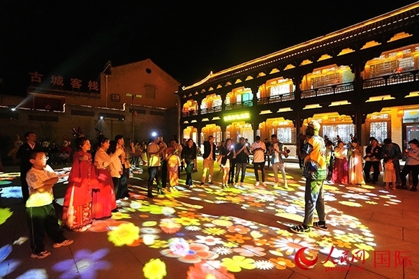 選手們和演員們一起載歌載舞。人民網(wǎng) 盧鵬宇攝