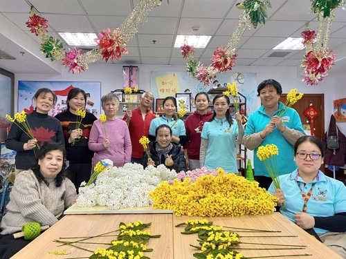 唐占鑫帶領(lǐng)團(tuán)隊(duì)為2022年北京冬奧會(huì)和冬殘奧會(huì)制作頒獎(jiǎng)花束。受訪者供圖