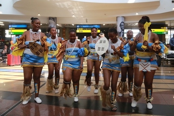 當(dāng)?shù)孛癖姎g迎中國(guó)旅行團(tuán)。北青旅提供