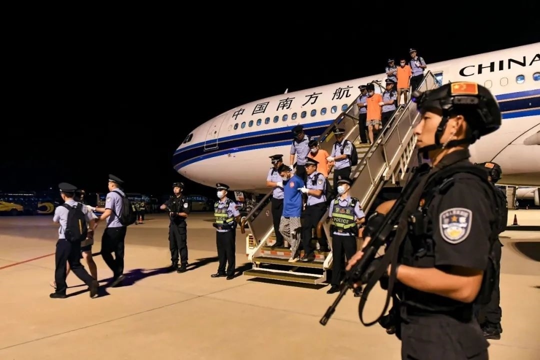 153名實施跨境裸聊敲詐的犯罪嫌疑人從印度尼西亞被押解回國。公安部供圖