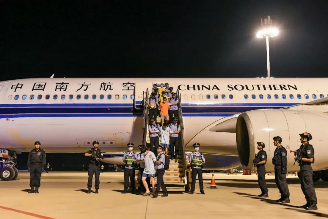 153名實施跨境裸聊敲詐的犯罪嫌疑人從印度尼西亞被押解回國。公安部供圖