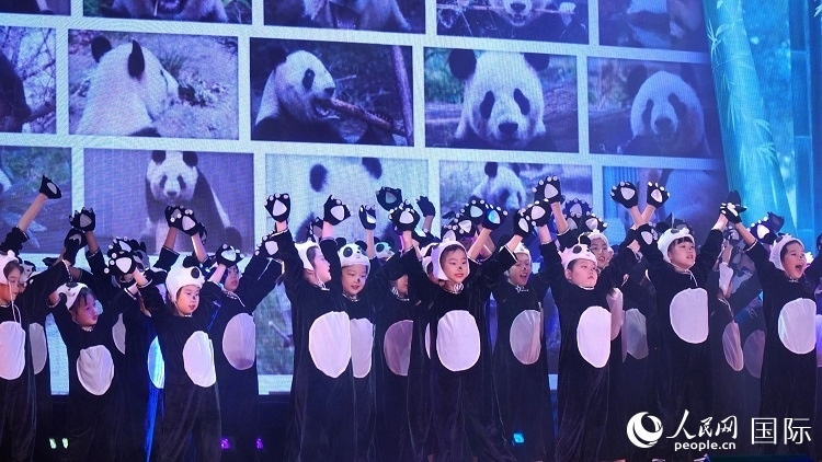 小演員們上演《歡樂(lè)功夫熊貓》。人民網(wǎng) 蔣曉辰攝