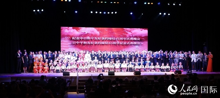 出席晚會(huì)的嘉賓與演員合影留念。人民網(wǎng) 蔣曉辰攝