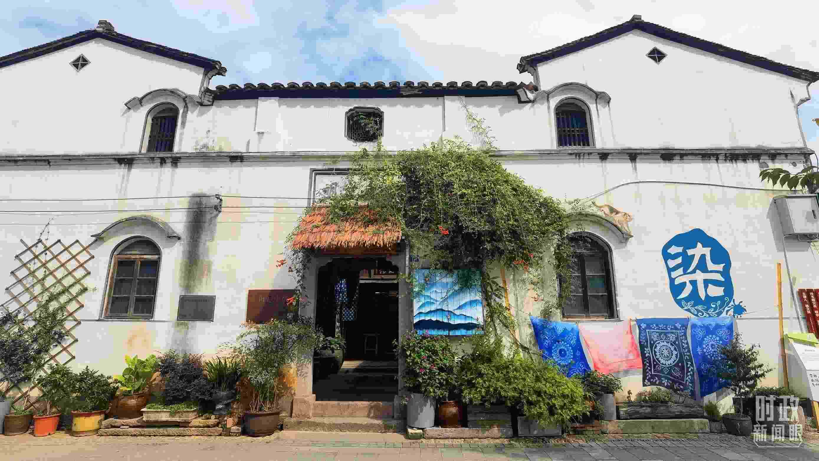 △李祖村的藝術(shù)染坊。（總臺(tái)央視記者周志國(guó)拍攝）