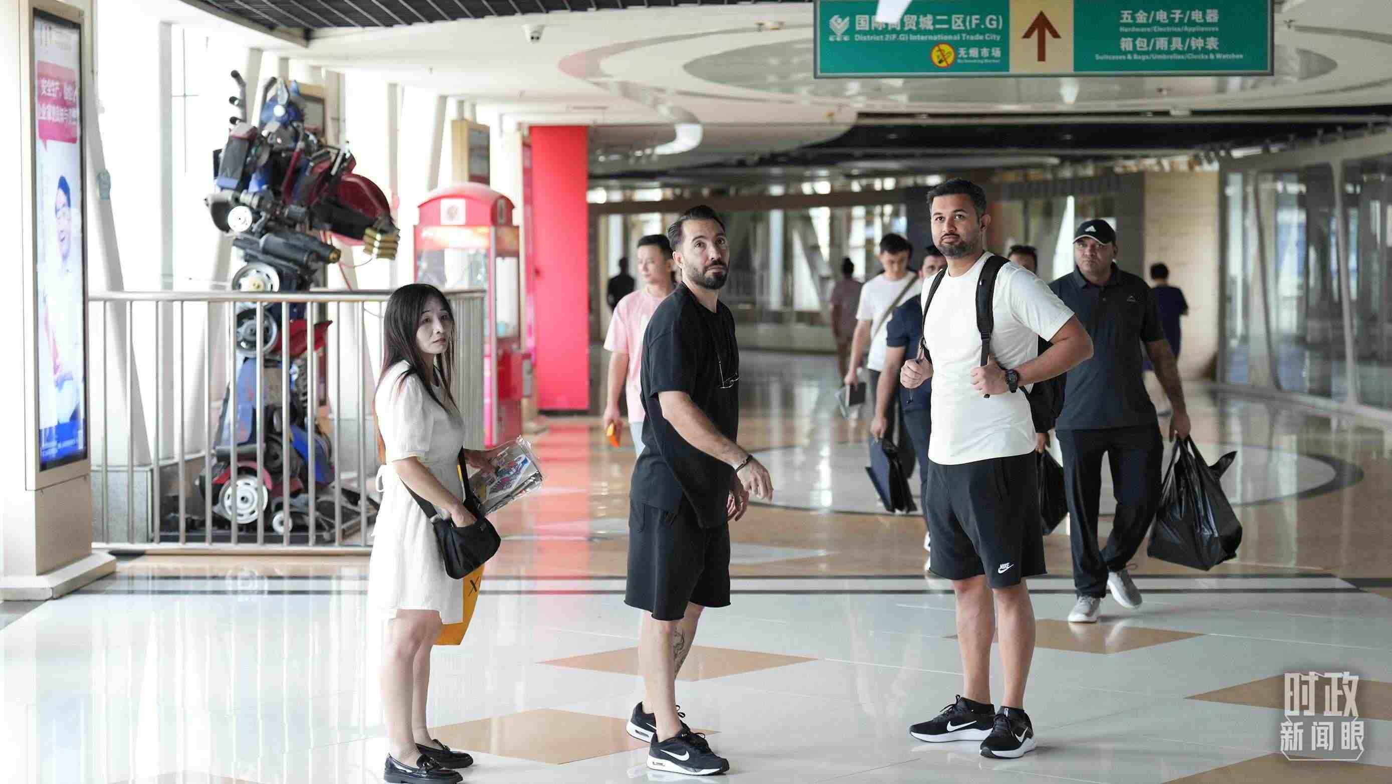 △義烏國(guó)際商貿(mào)城內(nèi)，來(lái)自世界各地的外商。（總臺(tái)國(guó)廣記者李晉拍攝）