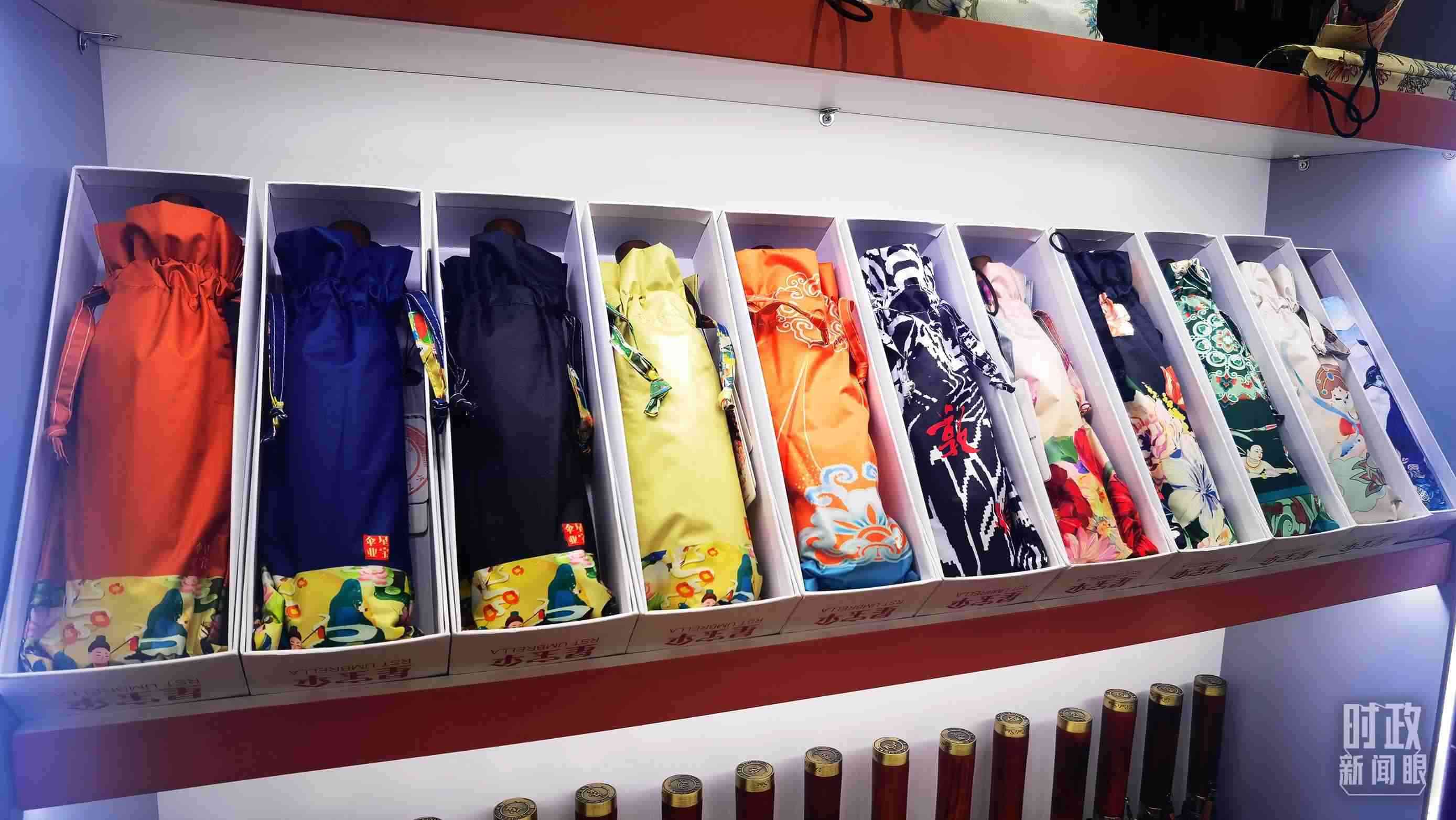 △商貿(mào)城內(nèi)的一家傘鋪，貨架上擺放著包裝精美的雨傘。（總臺(tái)央視記者范學(xué)禹拍攝）