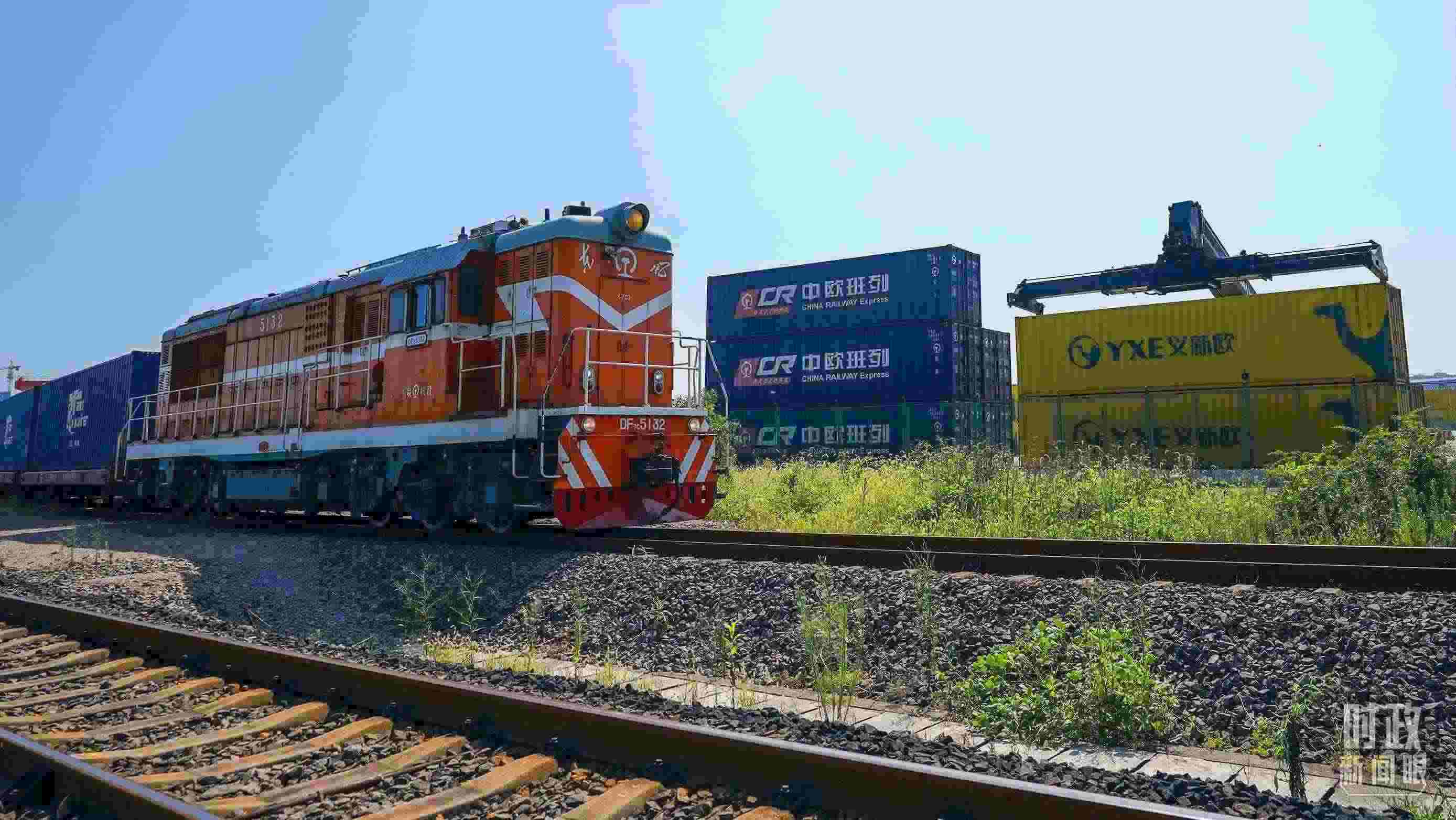 △“義新歐”先后開(kāi)通了18條點(diǎn)對(duì)點(diǎn)的班列主線，業(yè)務(wù)范圍輻射50多個(gè)國(guó)家和160多個(gè)城市。（總臺(tái)國(guó)廣記者李晉拍攝）