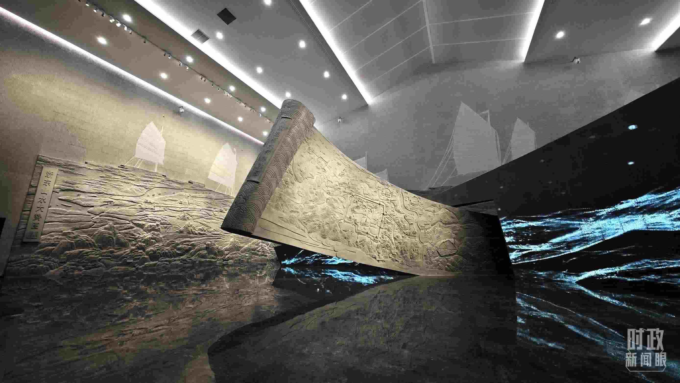 △博物館內(nèi)的《浙東運(yùn)河水利形勝圖》《浙東山水大勢(shì)圖》浮雕。（總臺(tái)央視記者彭漢明拍攝）