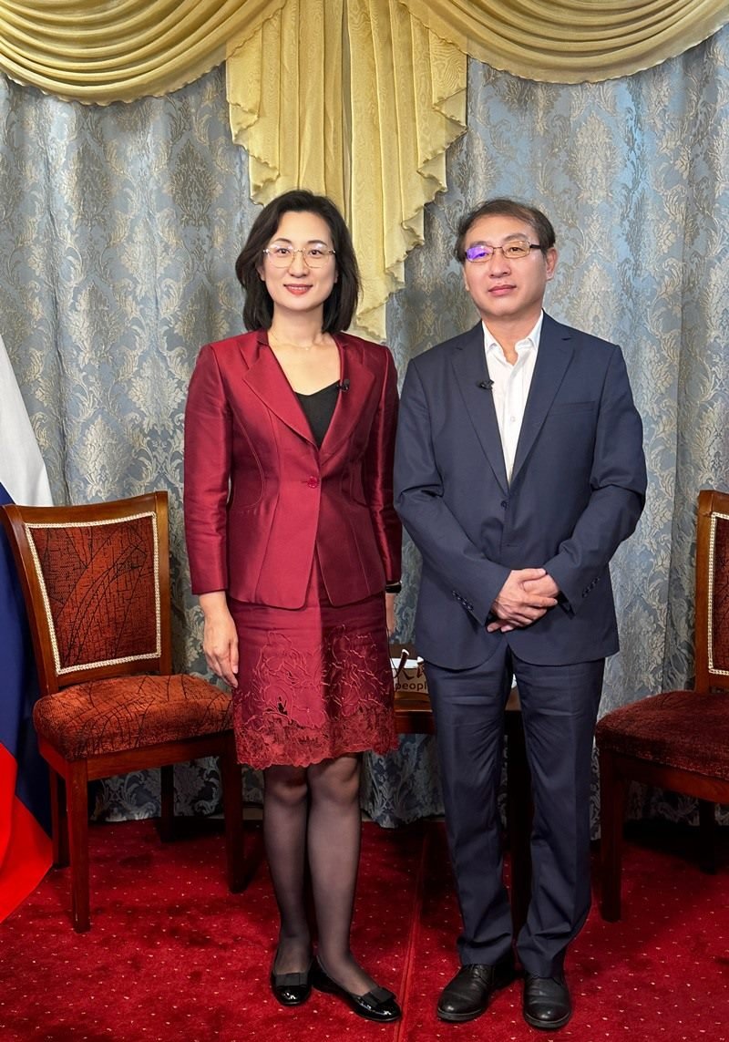 人民網(wǎng)黨委委員、副總編輯孫海峰（左一）專訪崔少純總領(lǐng)事。人民網(wǎng)記者 馬天翼攝