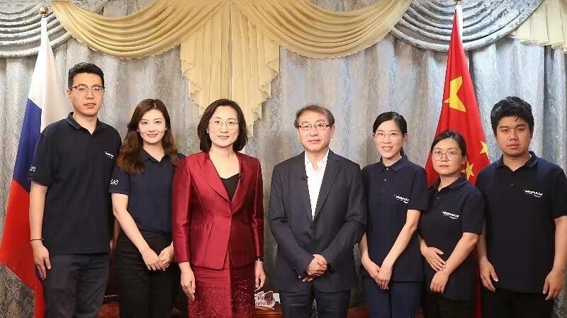 中國駐葉卡捷琳堡總領(lǐng)事崔少純與人民網(wǎng)采訪組合影。