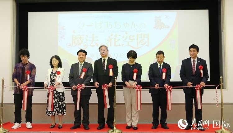 嘉賓共同為開幕式剪彩。人民網 許可攝