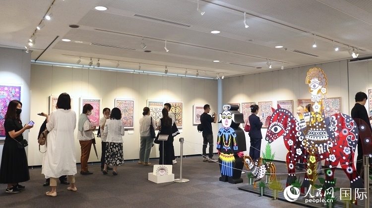 到場民眾觀看展覽。人民網 許可攝