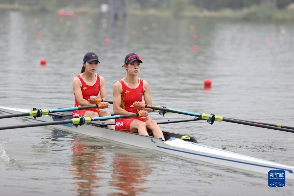 9月24日，鄒佳琪（左）/邱秀萍在決賽中。新華社記者 賈浩成 攝