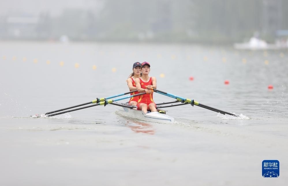 9月24日，鄒佳琪（左）/邱秀萍在決賽中。新華社記者 賈浩成 攝