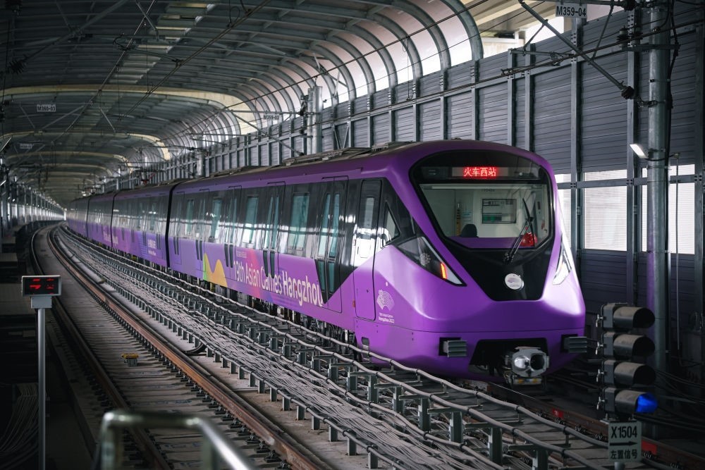 從杭州火車西站出發(fā)，地鐵19號線貫穿杭州火車東站、杭州蕭山機(jī)場，“亞運號”地鐵專列運行在這條線路上。