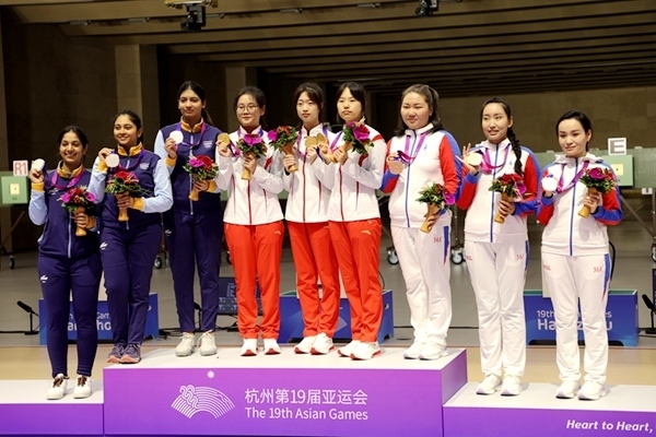 9月24日，杭州亞運(yùn)會射擊女子10米氣步槍團(tuán)體賽頒獎儀式。人民網(wǎng)記者 胡雪蓉攝