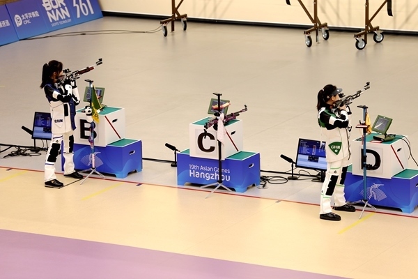 黃雨婷(左)、韓佳予在女子10米氣步槍個人賽比賽中。人民網(wǎng)記者 胡雪蓉攝