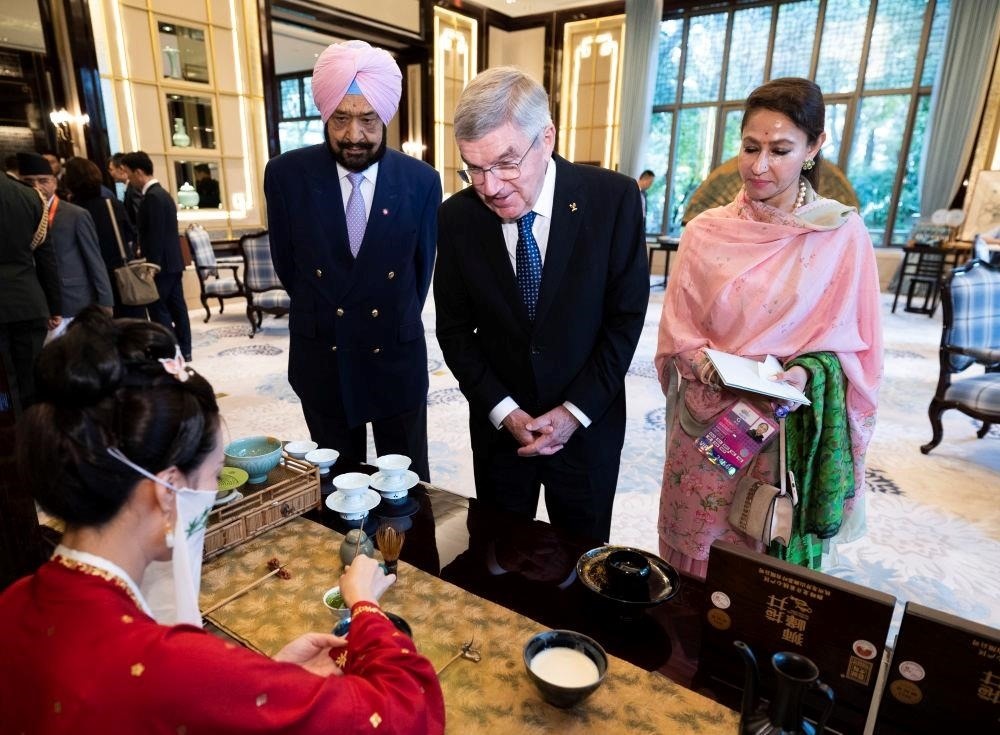 △歡迎宴會(huì)前，亞奧理事會(huì)代理主席辛格和夫人維尼塔、國際奧委會(huì)主席巴赫欣賞非遺展示。