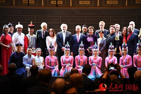 中國駐瑞典大使崔愛民夫婦與演職人員及部分來賓合影留念。人民網(wǎng)記者 殷淼攝