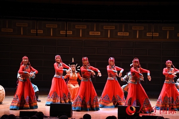 內(nèi)蒙古藝術(shù)劇院表演的《草原頌》劇照。人民網(wǎng)記者 殷淼攝