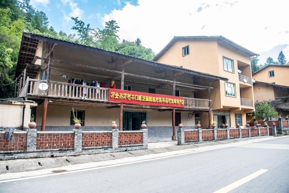 這是8月28日拍攝的危房改造后的村民張劍峰家。新華社記者 唐奕 攝