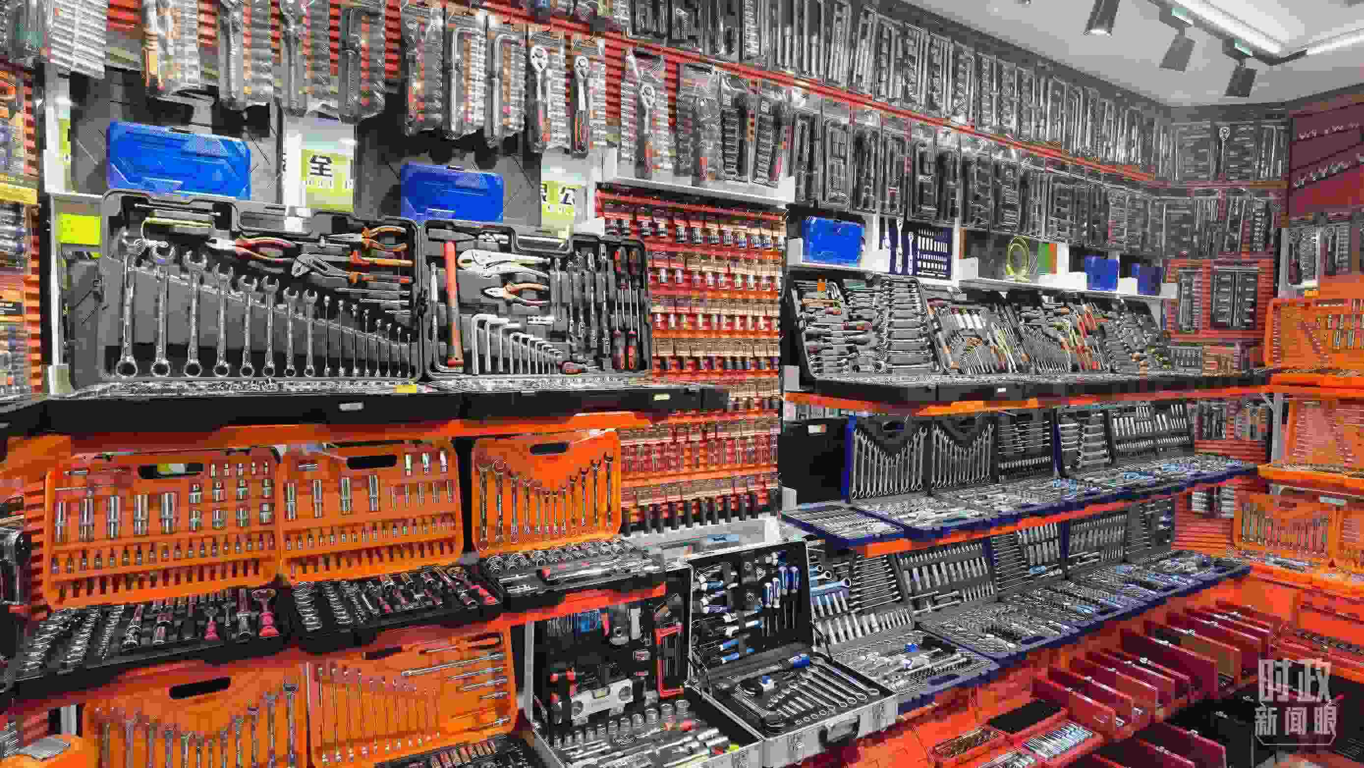 △義烏國際商貿(mào)城內(nèi)的一家五金店，貨品豐富。（總臺央視記者石丞拍攝）