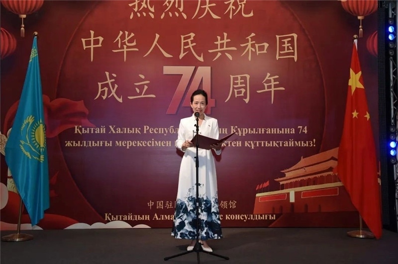 圖為蔣薇總領(lǐng)事致辭。駐阿拉木圖總領(lǐng)館供圖