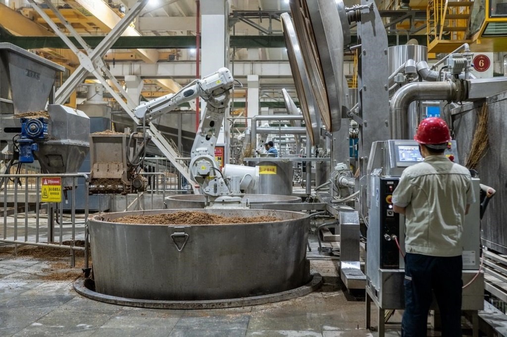 907車間里，機(jī)械臂正在撒料裝甑。嚴(yán)磊攝