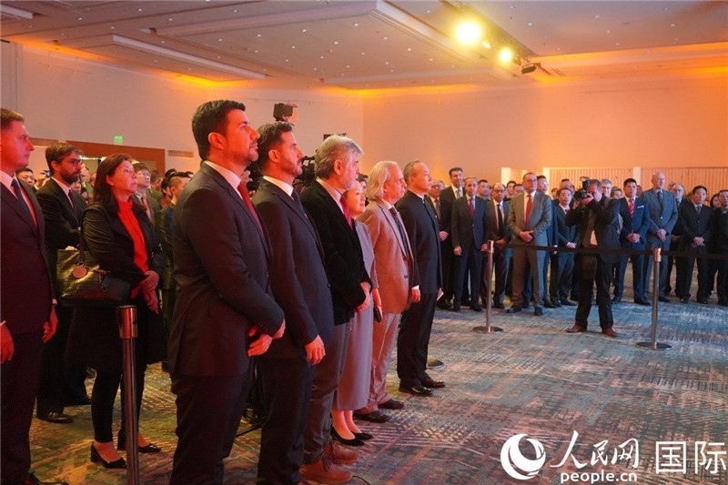 圖為招待會(huì)現(xiàn)場(chǎng)演奏兩國(guó)國(guó)歌。人民網(wǎng)記者 許放攝