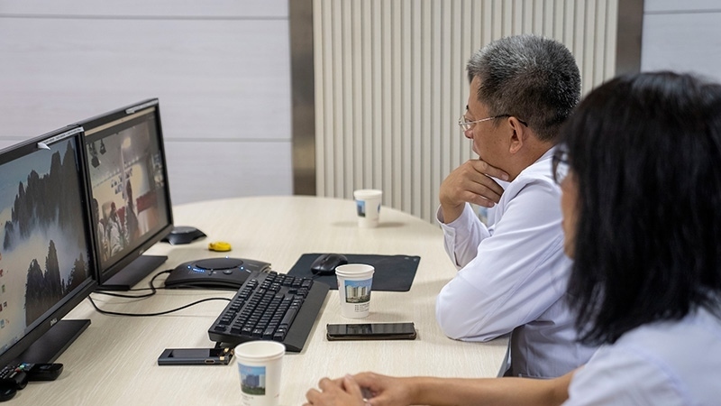 新疆醫(yī)科大學(xué)第一附屬醫(yī)院專家團隊與哈薩克斯坦國立科學(xué)研究中心的專家對患者進(jìn)行跨國遠(yuǎn)程會診。人民網(wǎng)記者 許崢攝