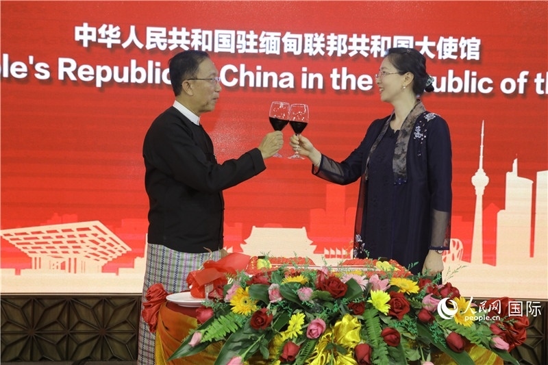 圖為曹靜臨時(shí)代辦與溫欣副總理祝酒。人民網(wǎng)記者 謝佳君攝