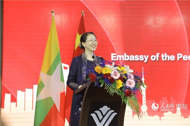 圖為使館臨時(shí)代辦曹靜致辭。人民網(wǎng)記者 謝佳君攝